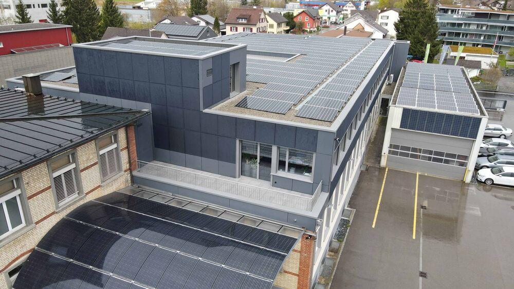 Gewerbegebäude in Wängi TG, nach Aufstockung und energetischer Sanierung.  (Fotos: Schweizer Solarpreis 2023)